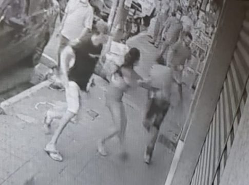 Imagens mostram quando rapaz é segurado por mulher e esfaqueado na Calógeras