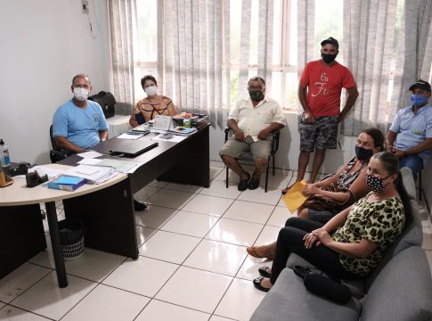 Secretaria de Educação de Eldorado realiza reunião com produtores rurais sobre merenda escolar