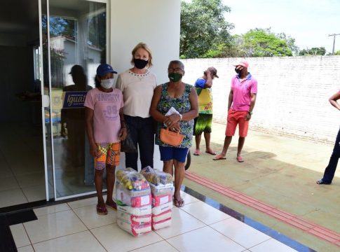 PARTICIPANTES DE PROGRAMA DE RENDA FAMILIAR RECEBEM CESTA DE ALIMENTOS