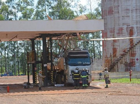 Depois de explosão com caminhão de glicerina, funcionário é encaminhado para a Santa Casa em estado Grave