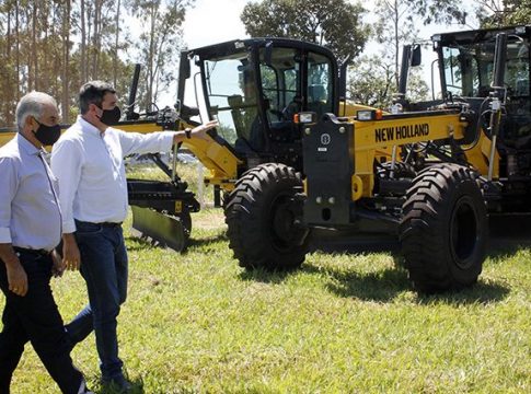 Em entrega de motoniveladoras, governador anuncia mais de mil equipamentos para agricultura familiar