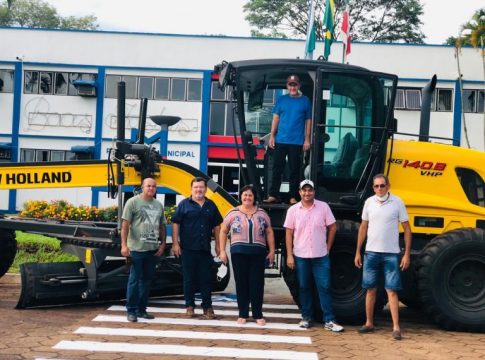 Governo de Mundo Novo recebe motoniveladora e aguarda pá-carregadeira e rolo compactador