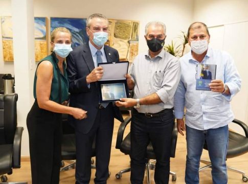Governador entrega placa de agradecimento ao deputado Paulo Corrêa