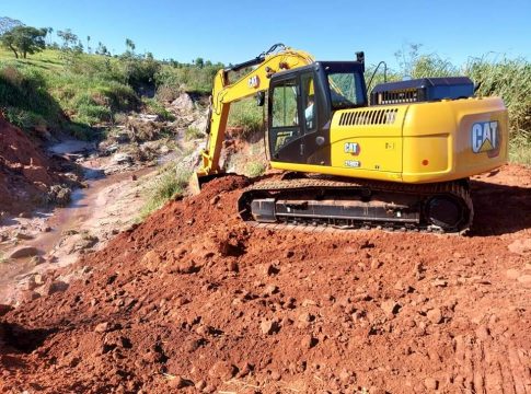 Prefeitura de Eldorado recupera Estrada Velha do Morumbi para escoar a safra