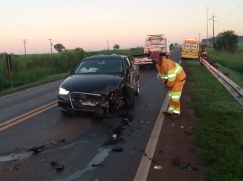 Motorista invade pista contrária e bate de frente contra caminhão que cai em ribanceira