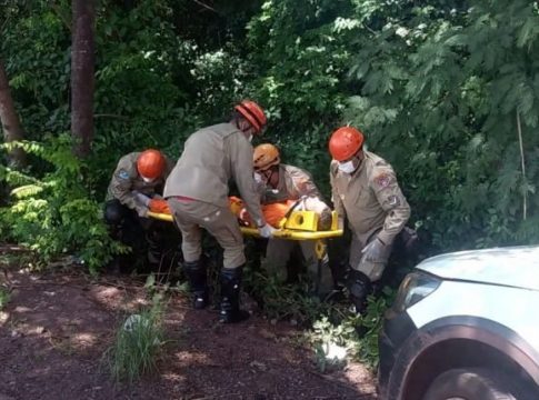 Hilux atinge carro no acostamento e funcionário é arremessado para matagal