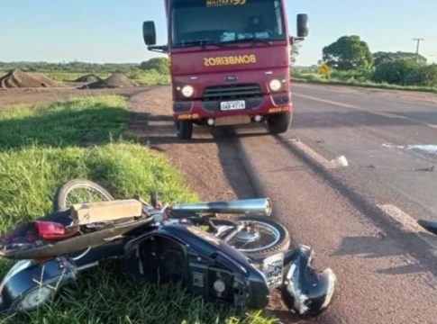 Funcionário de empresa morre na BR-060 ao bater na traseira de trator