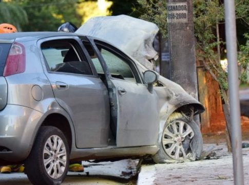 Carro pega fogo após bater em poste na Afonso Pena