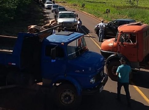 Após morte na MS-040, caminhoneiros fecham rodovia em protesto contra más condições da pista