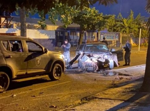 Perseguição termina com prisão, jovem ferida e carro destruído no Silvia Regina