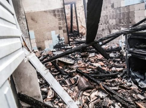 Vizinho ouve gritos de socorro e casa fica destruída em incêndio durante a madrugada