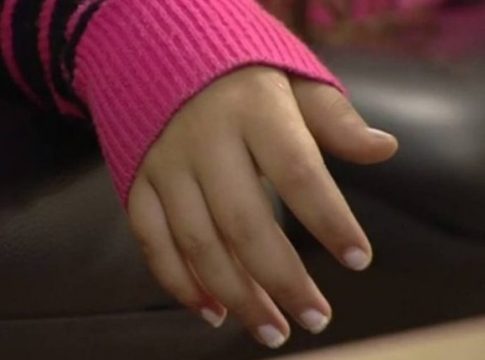 Mãe descobre que menina de 11 anos era estuprada por marido por mensagens de celular em MS