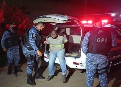 Apaixonada pelo padrasto preso em MS, adolescente confessou ajudar a enterrar mãe e irmã