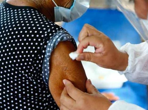 MS fecha 1º mês de vacinação contra Covid-19 com 105 mil pessoas imunizadas