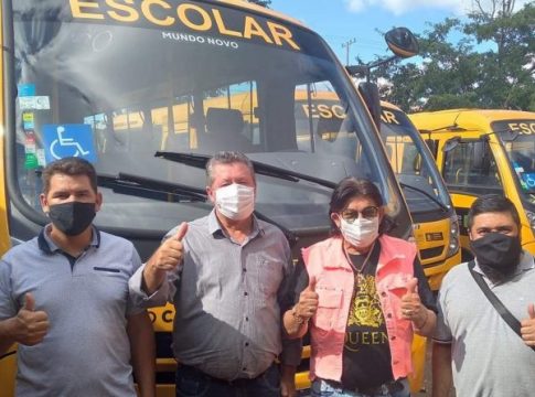 Mundo Novo recebe dois ônibus escolares em ato com ministro e governador