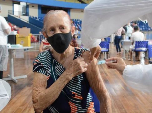 Mortalidade entre idosos imunizados cai pela metade em Mato Grosso do Sul