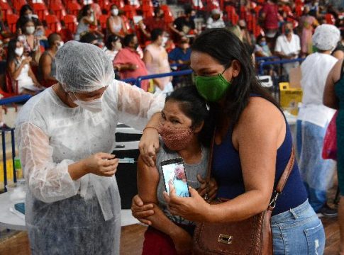 Com ampliação no calendário, mais de 1,3 mil pessoas são vacinadas em 2h na Capital