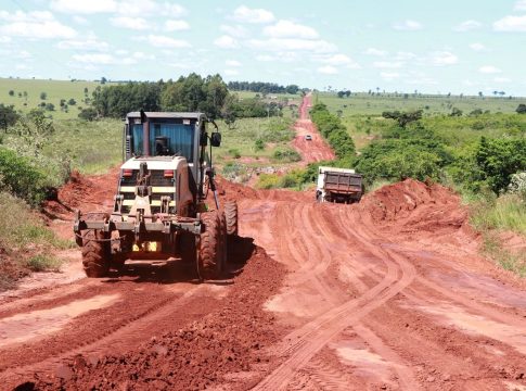SECRETARIA DE OBRAS AVANÇA COM FRENTES DE TRABALHOS NA ÁREA RURAL.