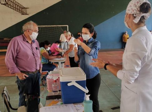 PREFEITO DR. LÍDIO ACOMPANHA VACINAÇÃO DE IDOSOS CONTRA A COVID-19.