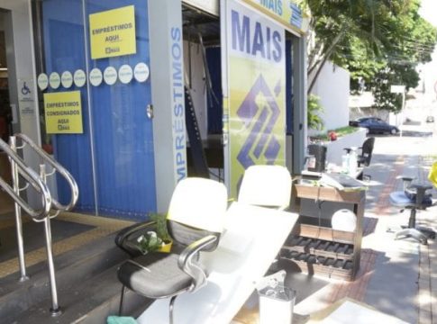 Ladrões arrombam correspondente bancário, furtam objetos e destroem documentos