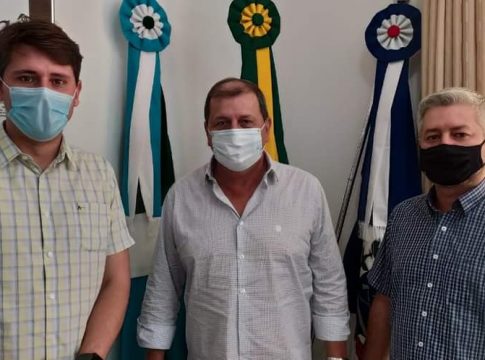 Prefeito Thalles recebe secretário Sérgio de Paula em Itaquiraí
