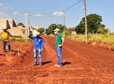 Prefeito Thalles vistoria início do asfalto no Bairro Pedra Redonda