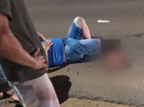 Motociclista cai em buraco e tem perna dilacerada ao ser atropelado por carro em MS
