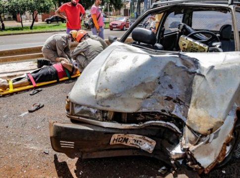 Amigos pegam carona no Indubrasil, carro bate em poste, motorista foge e dois ficam feridos