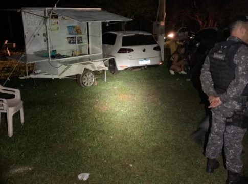 Choque encerra festa clandestina com 100 pessoas e som automotivo em balneário