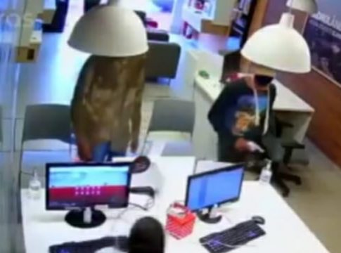 em 5 minutos, bandidos arrombam loja e levam celulares avaliados em R$ 35 mil