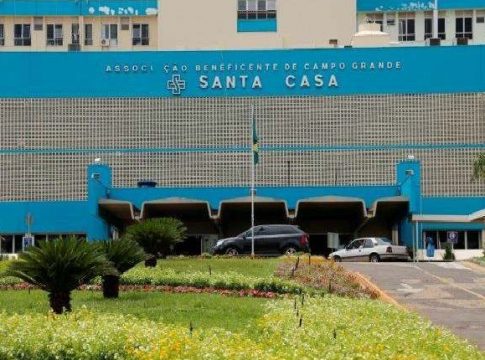 Jovem arremessado a 45 metros após bater está em coma na Santa Casa