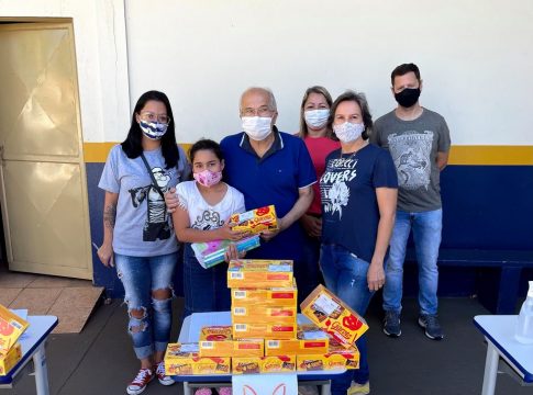 Prefeito Lídio e secretária Giovanna entregaram lembrancinhas de páscoa aos alunos da Rede Municipal de Ensino