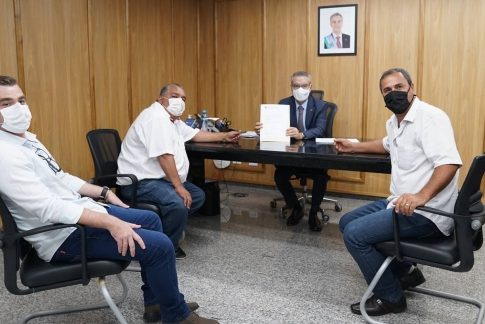 Em nome do Prefeito de Amambai Dr. Bandeira, vereadores protocolam pedido de 100 mil reais em emendas para o município.