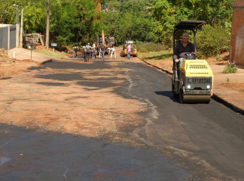 Infraestrutura realiza trabalho de recuperação asfáltica nesta segunda-feira (12)
