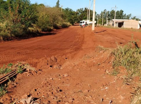 Prefeitura de Itaquiraí executa limpeza e levantamento da estrada que dá acesso ao jardim Betel