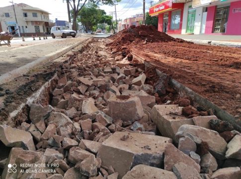 Prefeitura de Amambai faz reparo na avenida Pedro Manvailer