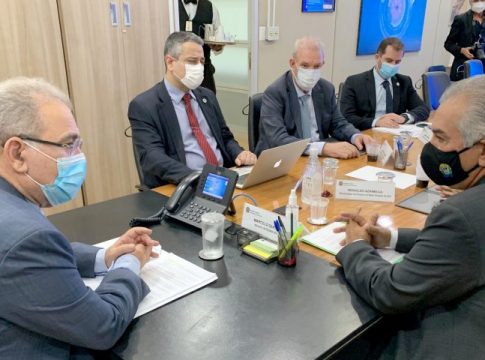 Reinaldo Azambuja cobra em Brasília reforço de vacinas para 13 municípios de fronteira