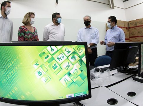 Reinaldo Azambuja entrega 376 computadores para melhorar aprendizado dos alunos