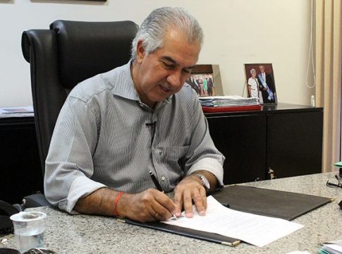 Governador assina lei que cria o programa “Mais Social”, que irá beneficiar 100 mil famílias carentes