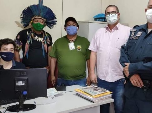 Vereador Walter e Sargento Nilson entregam computador na Aldeia