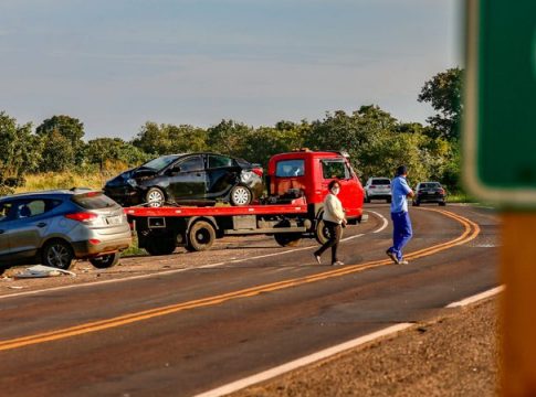 Adolescente morre em acidente entre dois carros e carreta na BR-262 em Campo Grande