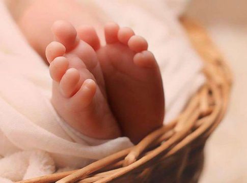 Bebê é abandonado em carrinho na rua e pais são encontrados bebendo em bar no Tiradentes