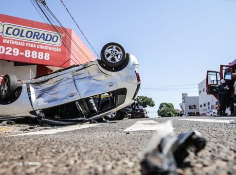 Colisão entre carros na Zahran acaba em capotamento e dois feridos