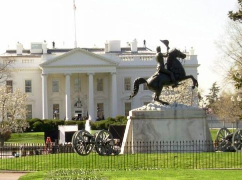Casa Branca divulga plano de US$ 1,8 trilhão em investimentos a famílias