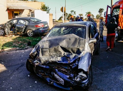 Motorista avança ‘pare’ e carro de idosos é lançado contra muro em Campo Grande