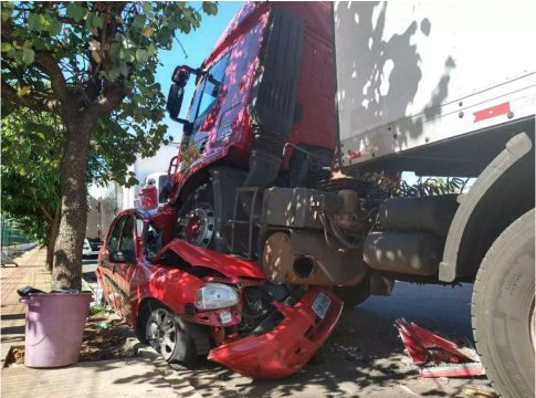 Vendedor de salgados vê Corsa ser esmagado por caminhão desgovernado