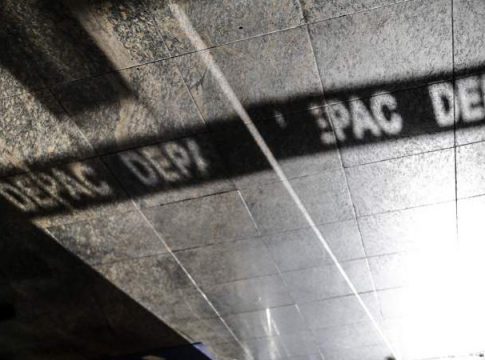 Bandido faz arrastão no pátio de posto e coloca arma na cabeça de motorista