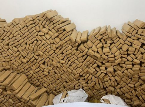 Em espaço de lazer na fronteira de MS, traficantes escondiam maconha até no freezer