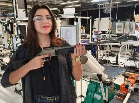 Mulher de deputado recebe R$ 4,8 mil de gabinete onde nem é conhecida