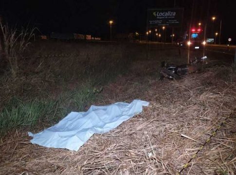 Motociclista morre após atingir placa de sinalização e poste na BR-376